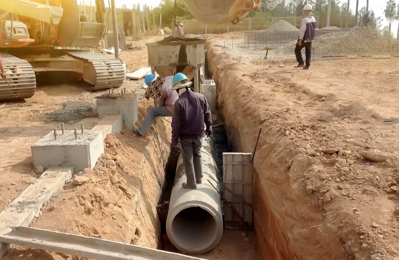 Como hemos mencionado en blogs anteriores, los municipios o alcaldías son los responsables de la provisión de agua, drenaje, alcantarillado, alumbrado, parques, jardines, entre otros. Uno de los grandes retos de los gobiernos municipales mexicanos es tener finanzas sanas. Es importante que la recaudación local sea eficiente para tener ingresos propios. Para ello, es necesario implementar estrategias que incentiven el pago oportuno de servicios y de los impuestos que, por ley, deben cobrar los municipios. Como sabemos, el predial es la principal fuente de recaudación de los municipios o alcaldías, pero no la única, la recaudación local se compone del cobro de impuestos (compra y venta de inmuebles, rifas y sorteos, mantenimiento y conservación de vías públicas), así como aprovechamiento de bienes patrimoniales y multas, entre otros. Un parámetro para evaluar en qué medida los municipios son autosuficientes, es comparar sus ingresos propios con lo que reciben por concepto de participaciones estatales o Federal, si sus ingresos propios son más grandes que sus participaciones, quiere decir que han llevado a cabo una recaudación eficiente. La revista Alcaldes de México, ofrece cuatro recomendaciones sobre cómo pueden las administraciones locales generar mayores ingresos propios. - Incentivar la creación, desarrollo e implementación de programas para la actualización de registros catastrales, con el fin de lograr mejores indicadores de recaudación. - Realizar talleres y seminarios de capacitación en materia metodológica para mejorar la medición de los ingresos propios, lo cual permitirá a los funcionarios conocer los conceptos y estar familiarizados con los protocolos y mecanismos de recaudación. - Revisar y generar mecanismos de transparencia y rendición de cuentas en la distribución impositiva, así como el destino y el ejercicio de los recursos del gasto federalizado, con la finalidad de que la población conozca el destino de sus aportaciones y facilitar la planeación. - Realizar el cruce de padrones de derechos de agua potable, drenaje, alcantarillado, tratamiento y disposición de aguas residuales con el del impuesto predial, así como generar convenios con otras instituciones, con el fin de contar con actualizaciones periódicas en materia catastral. En conclusión, el impuesto predial es altamente eficiente porque su recaudación ingresa directamente a las haciendas municipales, lo que garantiza mayor estabilidad en los ingresos, con lo cual esta contribución puede ayudar a los gobiernos municipales a ofrecer mejores servicios a partir de la inversión en infraestructura u obra pública en beneficio de la población. Por ejemplo, en el Estado de México, Naucalpan de Juárez es el municipio con la mayor aportación al PIB estatal: 18.4 por ciento, de acuerdo con cifras del Instituto Nacional de Estadística y Geografía (Inegi), principalmente por su actividad industrial. Desde LUMO Financiera del Centro creemos que los gobiernos municipales tienen todo en sus manos para implementar estrategias eficaces de recaudación que sean capaces de convencer a los contribuyentes sobre la importancia de realizar sus pagos en tiempo y forma. #LUMOCreceConMéxico
